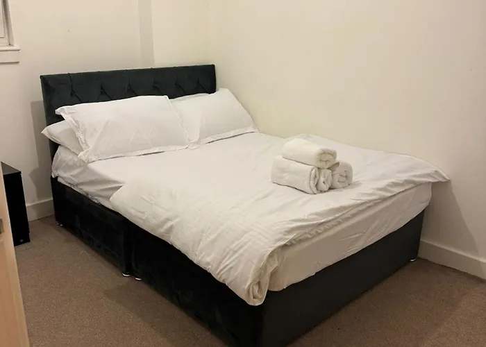 Spacious 2 Bedrooms Apartment In Stratford